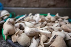 Mifuko Dekovogel Holz handgeschnitzt Best