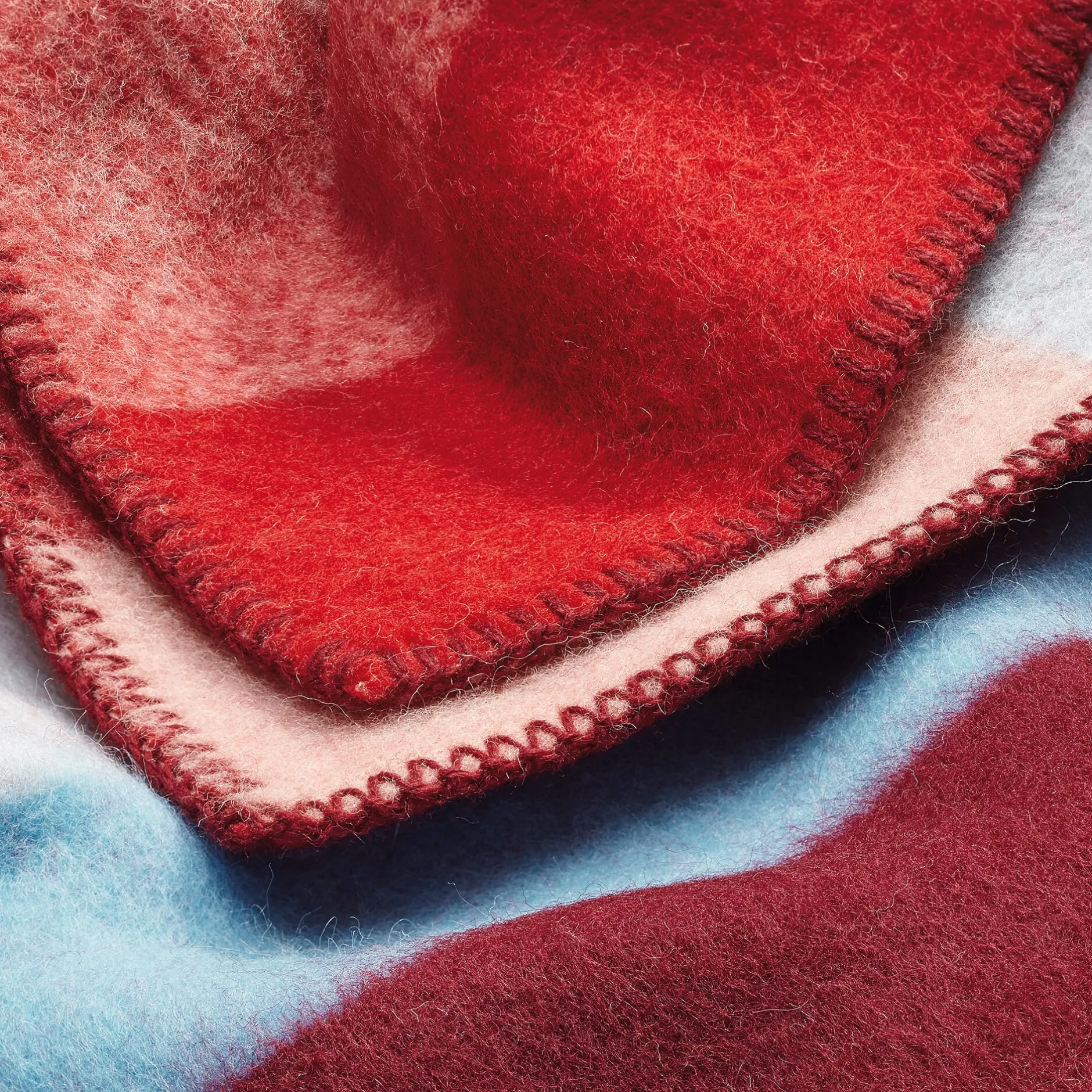 Røros Tweed Lammwolldecke Bauhausstil Rot Hot