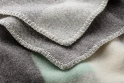 Røros Tweed Lammwolldecke Bauhausstil Grau Hot