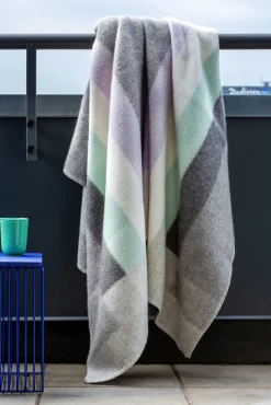 Røros Tweed Lammwolldecke Bauhausstil Grau Hot