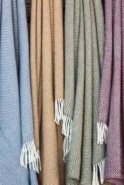 Røros Tweed Lammwolldecke Zickzack-Streifen Kattefot Clearance