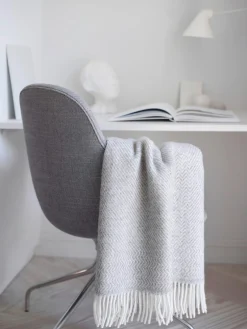 Røros Tweed Lammwolldecke Zickzack-Streifen Kattefot Online