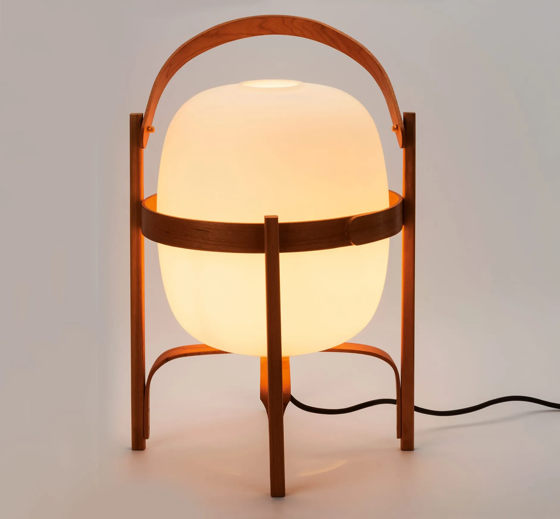 Santa &Cole Tisch- und Bodenleuchte Kirschholz und Glas Discount